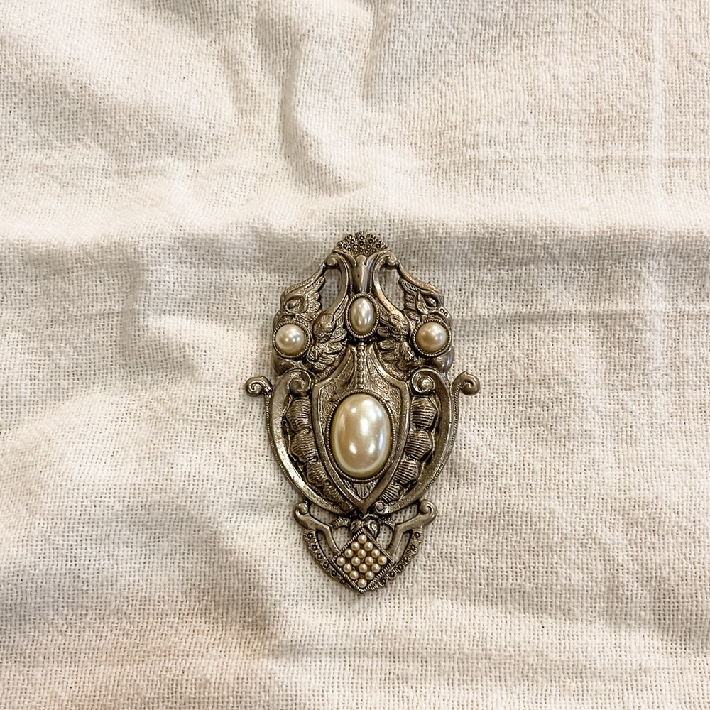 Silver and pearl fashion pin.